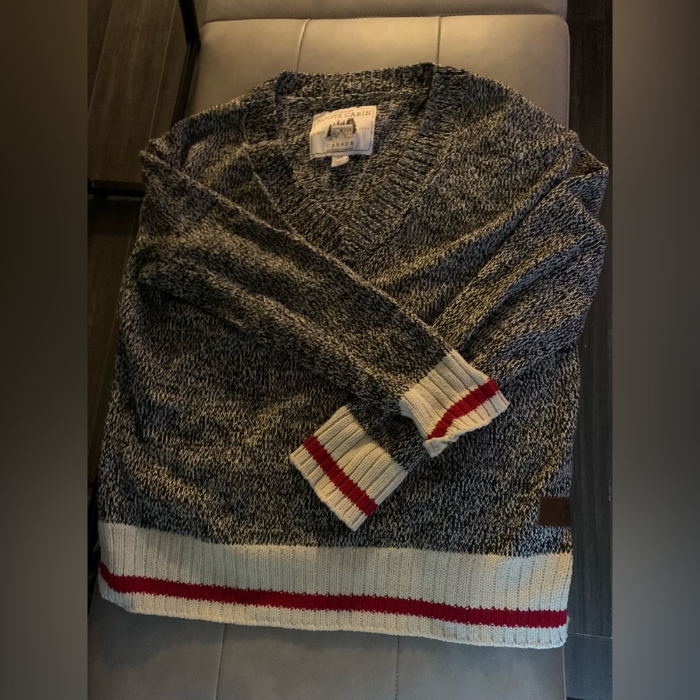 Women’s Roots Small V-Neck Long Sleeve Sweater